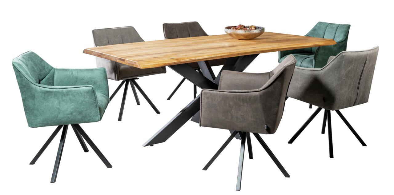 Moderne eettafel met houten blad en zwarte metalen poten, omringd door zes gestoffeerde stoelen in grijs en groen, gezien vanaf de zijkant.