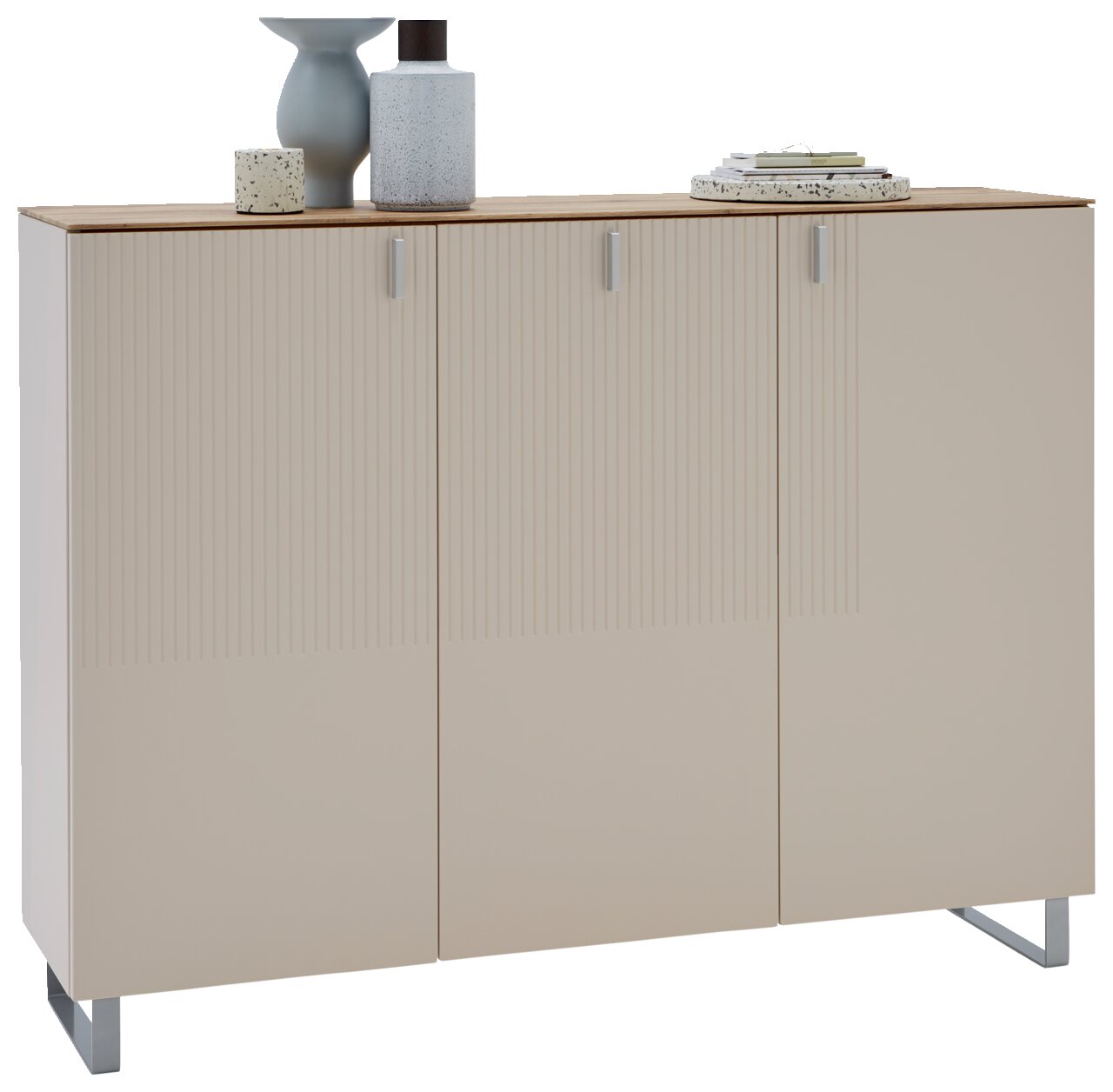 Moderner XL-Schuhschrank mit drei Türen in Beige, dekoriert mit Vasen und Büchern, aus frontaler Perspektive.