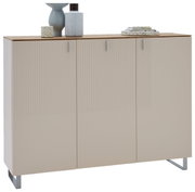 Moderne XL-schoenenkast met drie deuren in beige, versierd met vazen en boeken, gezien van voren.