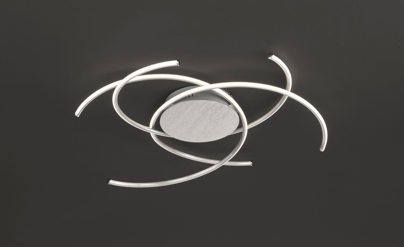 Moderne Deckenleuchte mit geschwungenen LED-Lichtstreifen, Ansicht von unten.