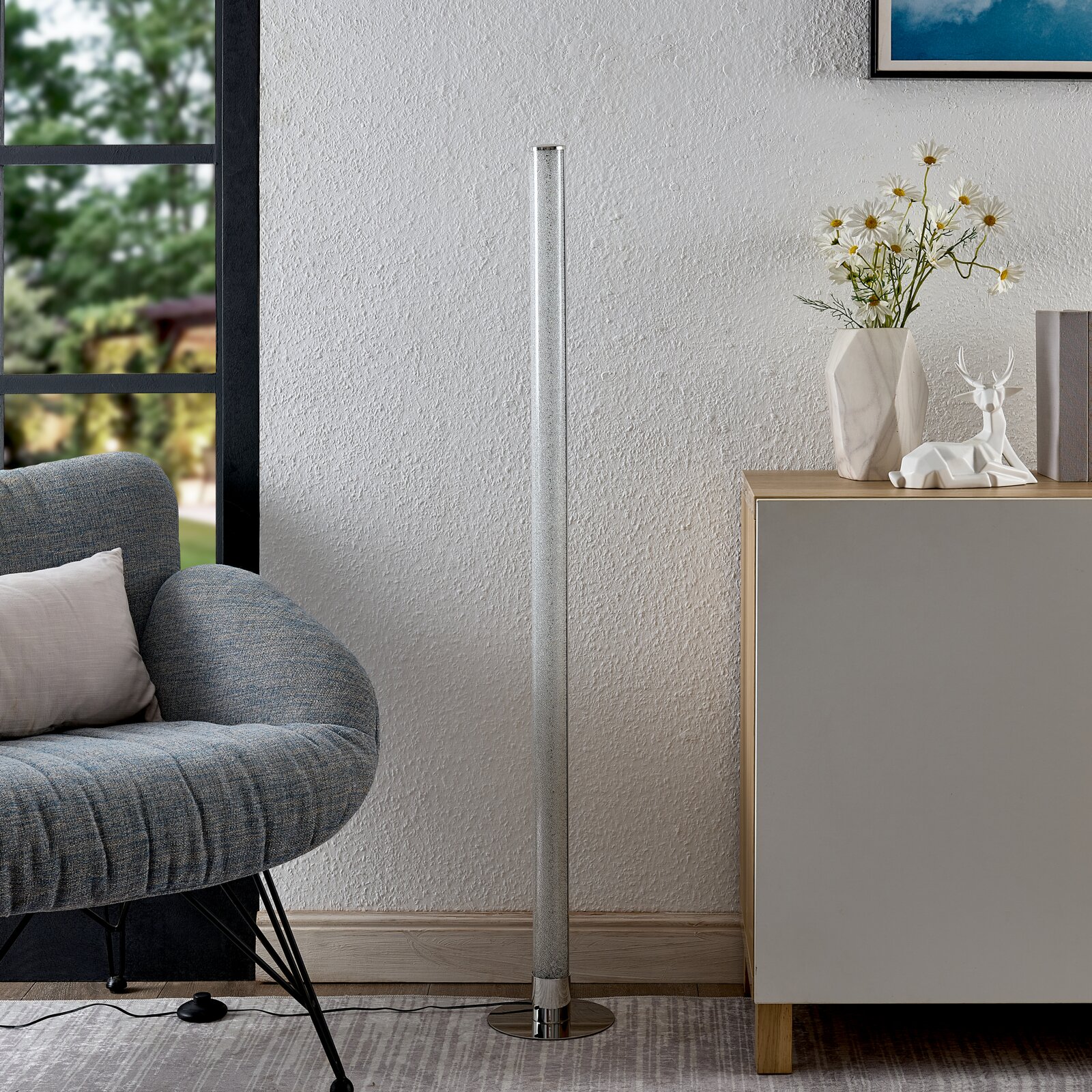 Moderne LED-Stehleuchte in einem Wohnzimmer, seitliche Perspektive