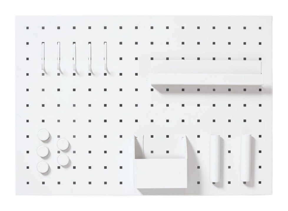 Weißes Memoboard mit Haken, Ablagefächern und runden Magneten, frontal betrachtet.