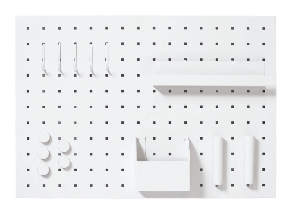 Weißes Memoboard mit Haken, Ablagefächern und runden Magneten, frontal betrachtet.