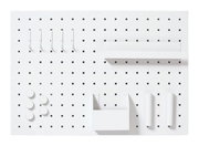 Weißes Memoboard mit Haken, Ablagefächern und runden Magneten, frontal betrachtet.