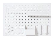 Weißes Memoboard mit Haken, Ablagefächern und runden Magneten, frontal betrachtet.