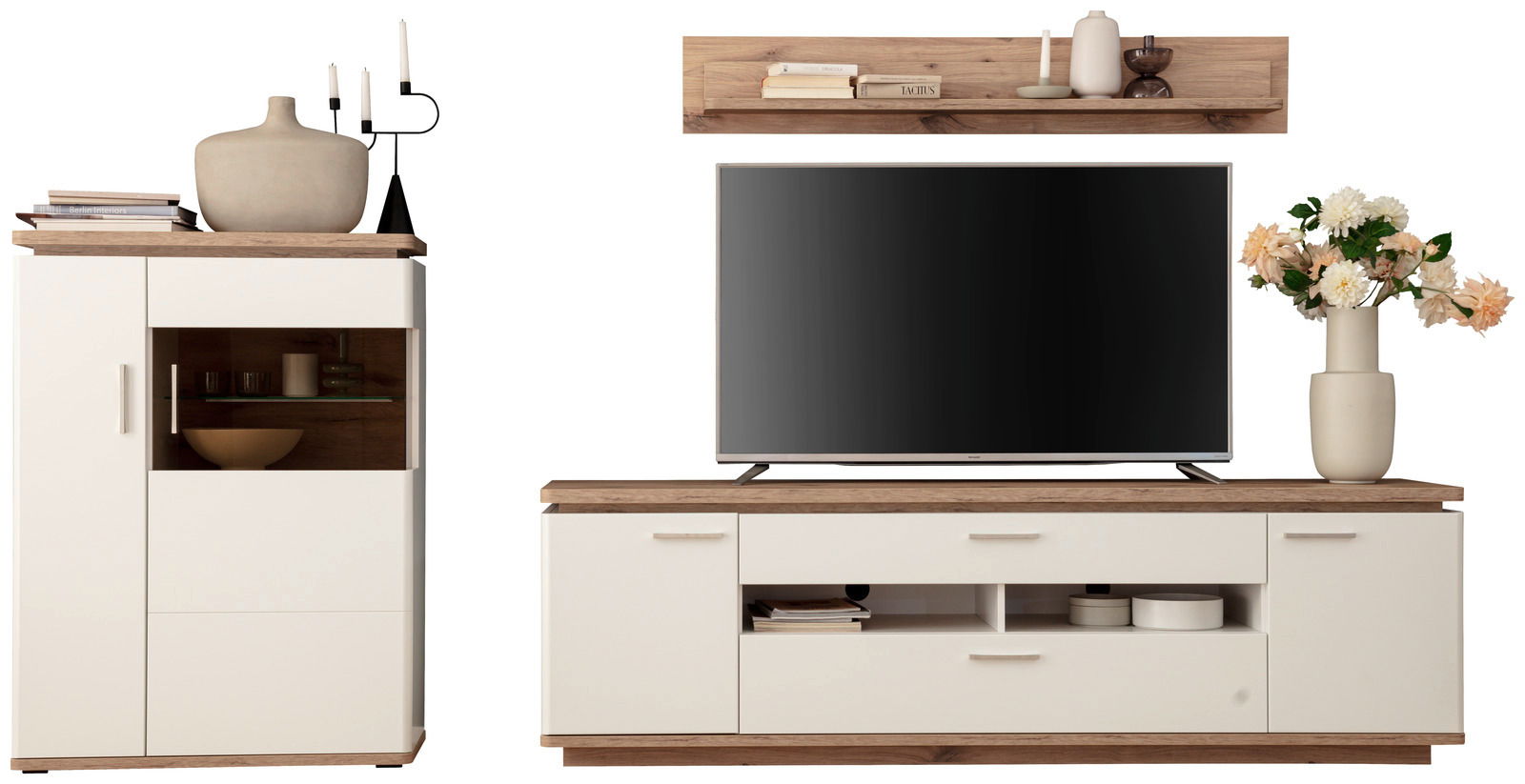 Frontale Ansicht einer modernen Wandkombination mit weißem und holzfarbenem Design, bestehend aus einem TV-Schrank, einem Regal und einem Schrank mit Dekorationen.
