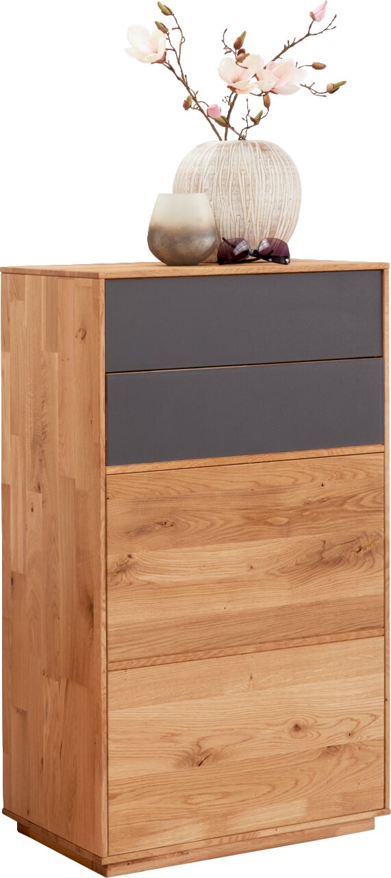 Moderner Schuhschrank aus Holz mit grauen Schubladen, dekoriert mit einer Vase und Blumen, seitliche Perspektive