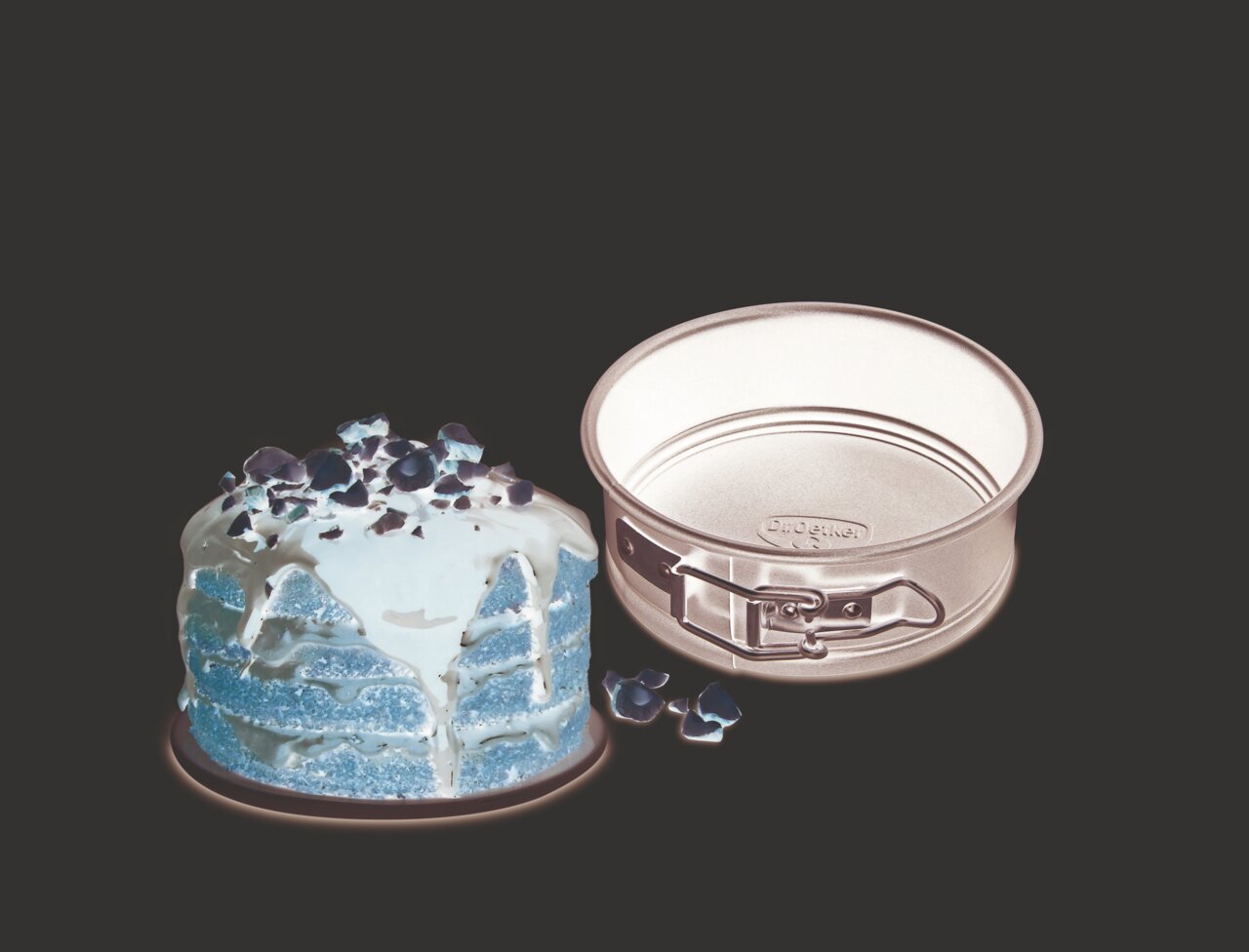 Springform 12cm mit Schokoladenkuchen und Nüssen, seitliche Perspektive