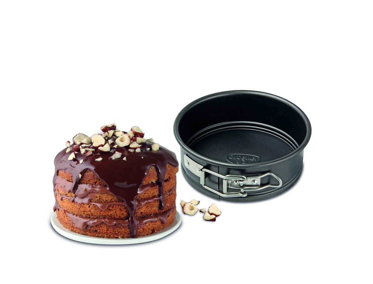 Springform 12cm mit Schokoladenkuchen und Nüssen, seitliche Perspektive