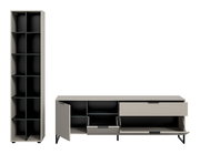 Modernes Möbel-Set aus hohem Regal und niedrigem Sideboard in Grau mit schwarzen Innenfächern und Metallfüßen; Türen und Klappen geöffnet, Frontansicht leicht schräg von vorn.