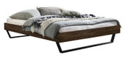 Modern bedframe van donker hout met zwarte metalen sledepoten, voorzien van grijs beddengoed en kussens, perspectivisch aanzicht schuin van linksvoor.
