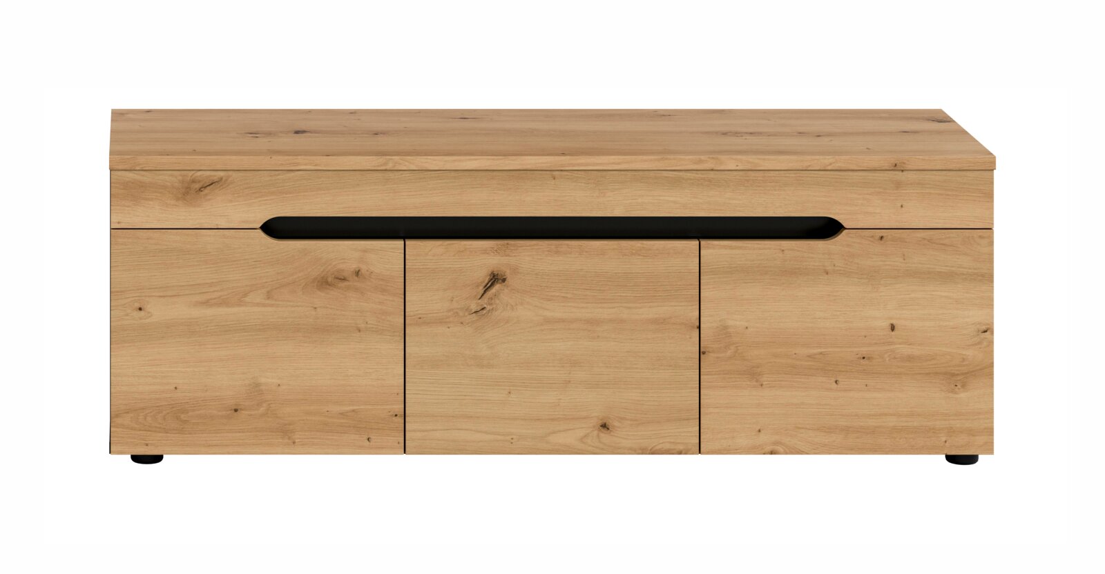 Frontansicht eines modernen Holz-Sideboards in Eicheoptik mit drei Türen, durchgehender schwarzer Griffmulde und niedrigen Füßen vor weißem Hintergrund