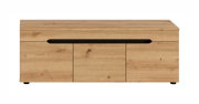 Frontansicht eines modernen Holz-Sideboards in Eicheoptik mit drei Türen, durchgehender schwarzer Griffmulde und niedrigen Füßen vor weißem Hintergrund
