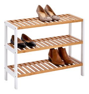 Schuhregal mit 3 Ablagen aus Holz und Metall, seitliche Perspektive, mit verschiedenen Schuhen bestückt