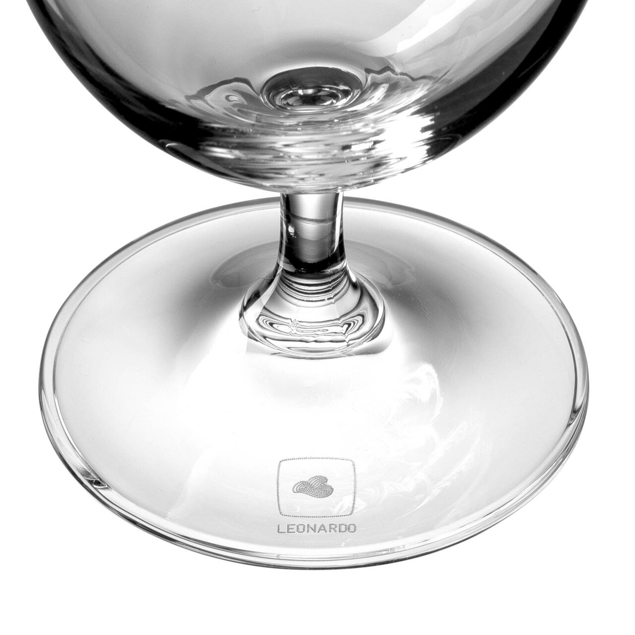 Nahaufnahme eines Wasserglases Daily 370ml von unten, mit Fokus auf den Glasfuß und das Leonardo-Logo.