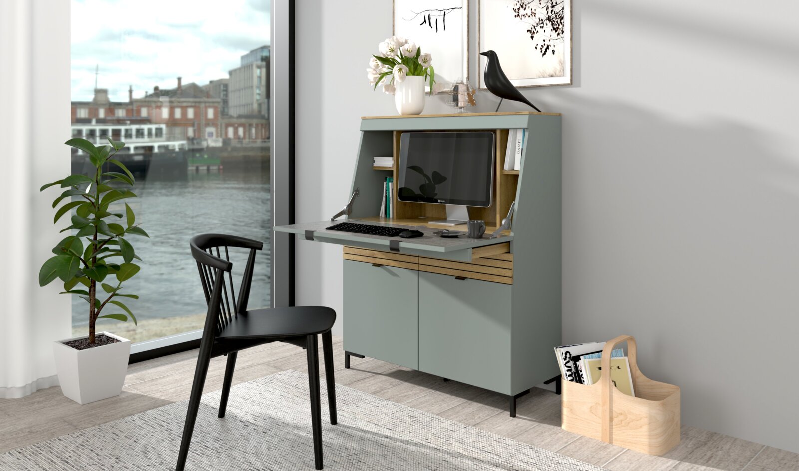 Een modern bureau in een lichte ruimte met uitzicht op het water, voorzien van een computer, toetsenbord en decoraties. Vooraanzicht.