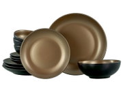 Modernes Geschirrset mit Tellern und Schalen in Bronze/Gold innen und mattschwarz außen, frontal in leichter Schrägansicht vor weißem Hintergrund