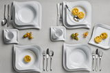 Vogelperspektive auf ein elegantes 30-teiliges Kombiservice-Set mit weißem Geschirr und dezentem Muster, bestehend aus Tellern, Tassen und Besteck, dekoriert mit Pasta und Physalis.