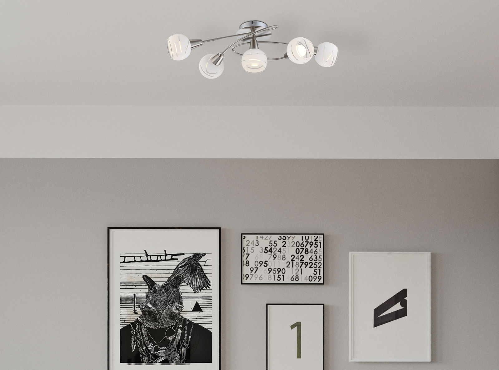 Moderne Deckenleuchte mit fünf weißen Lampenschirmen, von unten betrachtet.