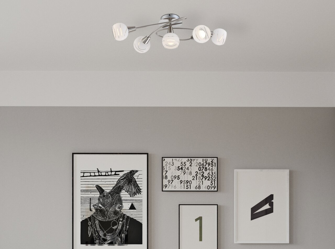 Moderne Deckenleuchte mit fünf weißen Lampenschirmen, von unten betrachtet.