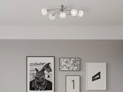 Moderne Deckenleuchte mit fünf weißen Lampenschirmen, von unten betrachtet.