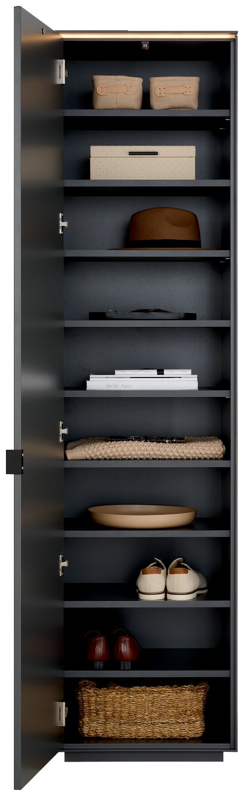 Geöffneter hoher schwarzer Schrank mit mehreren Einlegeböden, Innenansicht in Frontperspektive, mit LED-Lichtleiste oben und dekorativ verstauten Boxen, Hut, Schuhen und Korb.
