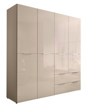 Großer Kleiderschrank in Hochglanz-Beige mit mehreren Türen und Schubladen, seitlich schräg von vorne links fotografiert