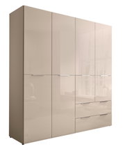 Großer Kleiderschrank in Hochglanz-Beige mit mehreren Türen und Schubladen, seitlich schräg von vorne links fotografiert