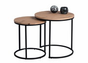 Zwei runde Beistelltische aus Holz mit schwarzen Metallbeinen, fotografiert aus einer seitlichen Perspektive.