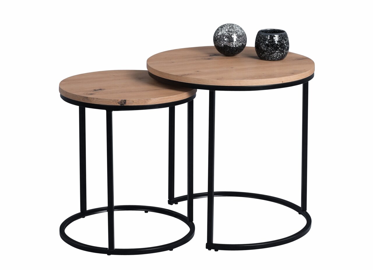 Cantus Tafel met twee bladen DENVER Zwei runde Beistelltische aus Holz mit schwarzen Metallbeinen, fotografiert aus einer seitlichen Perspektive.