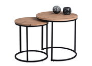 Zwei runde Beistelltische aus Holz mit schwarzen Metallbeinen, fotografiert aus einer seitlichen Perspektive.