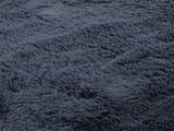 Nahaufnahme eines dunkelgrauen Fellteppichs mit weicher, flauschiger Textur.