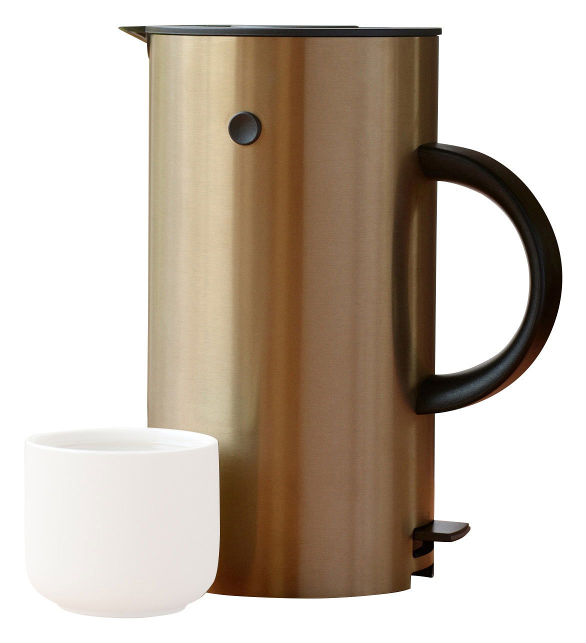 Seitliche Ansicht eines gebürsteten EM77 Wasserkochers mit schwarzem Griff und einer weißen Tasse im Vordergrund.