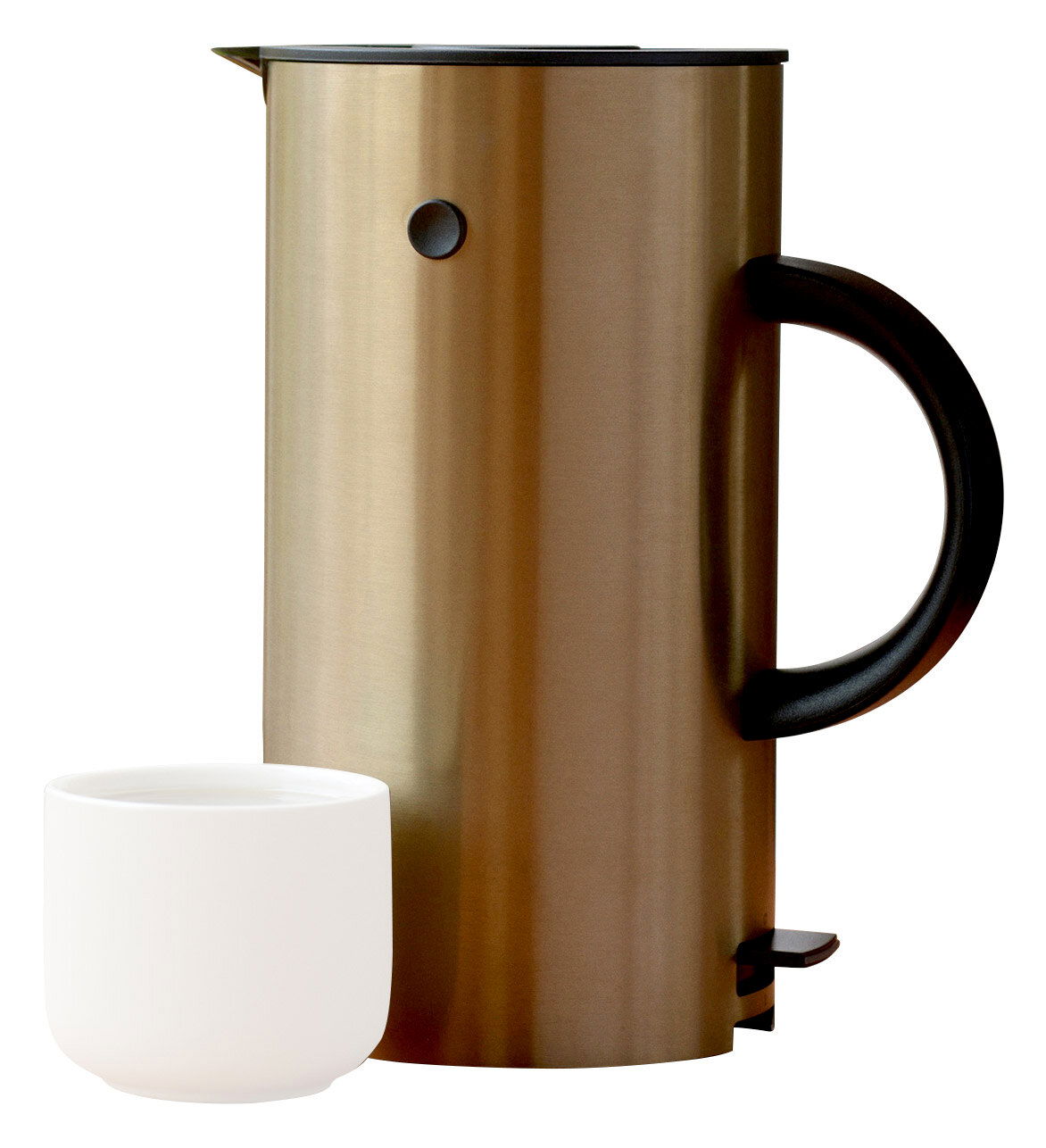 Seitliche Ansicht eines gebürsteten EM77 Wasserkochers mit schwarzem Griff und einer weißen Tasse im Vordergrund.