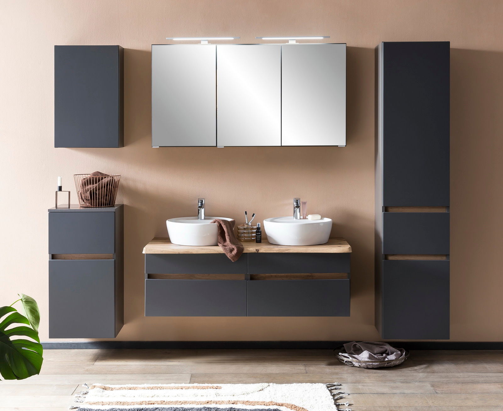 Moderne Badezimmermöbel in dunklem Grau mit zwei Waschbecken, Spiegel und Stauraum, frontal betrachtet.