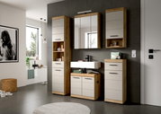Modernes Badezimmermöbel-Set in Holzoptik und hellen Fronten mit Spiegelschrank, Waschtischunterschrank, Hochschrank und Hängeschrank, frontal aus leicht seitlicher Perspektive im Bad inszeniert