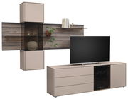 Moderne Wandkombination mit TV-Schrank in Beige und Holzoptik, seitliche Perspektive