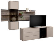 Moderne Wandkombination mit TV-Schrank in Beige und Holzoptik, seitliche Perspektive