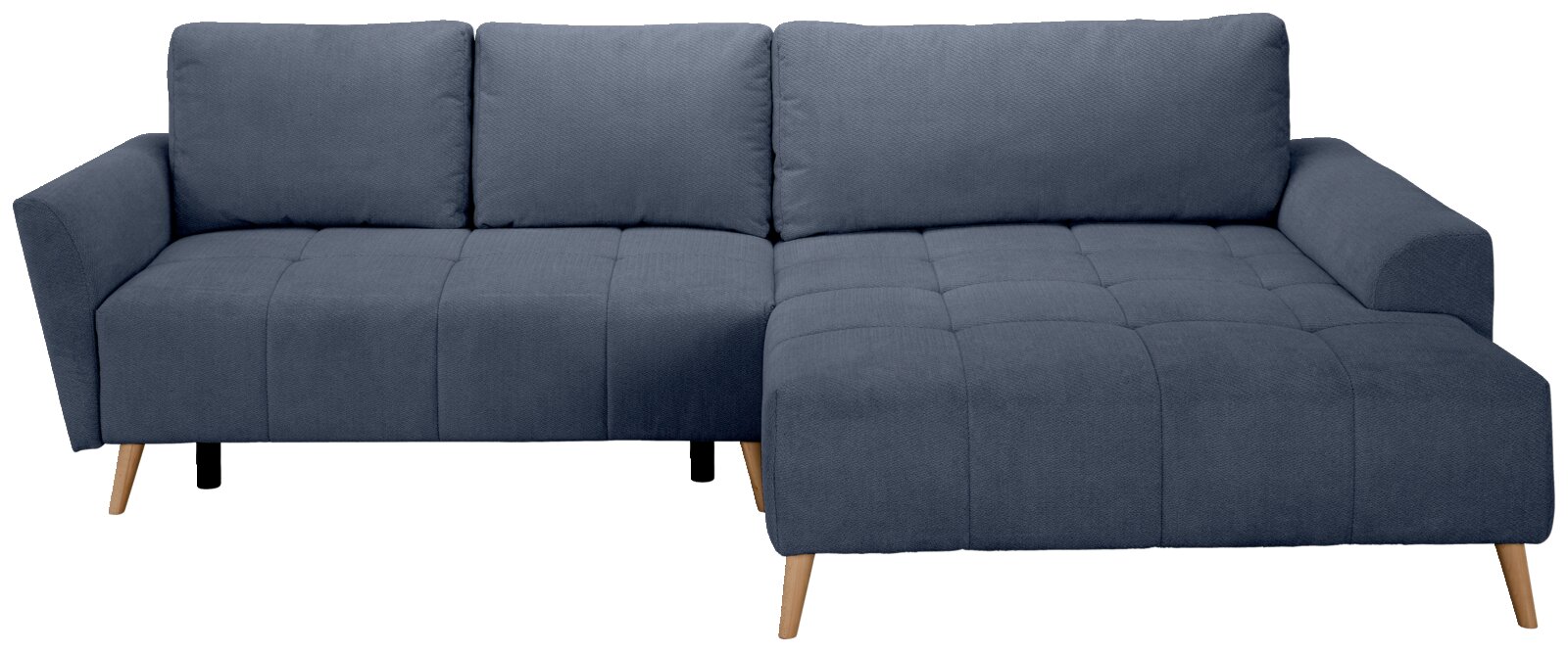 Blaues Ecksofa mit rechter Recamiere, gepolsterten Rücken- und Sitzkissen sowie Holzfüßen, freigestellt auf weißem Hintergrund, Frontansicht leicht schräg von vorn