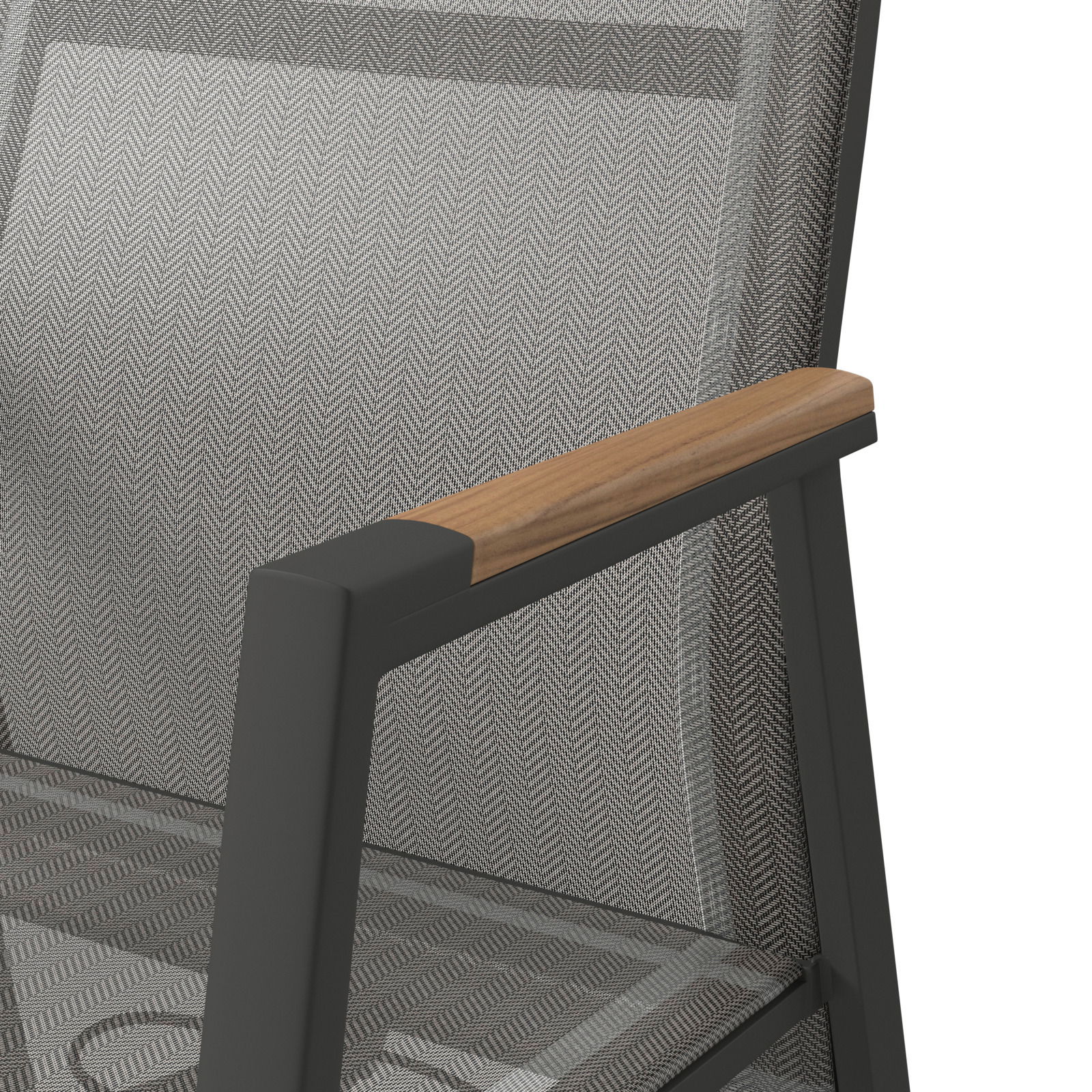 Nahaufnahme eines Gartensessels mit grauem Stoffbezug und Armlehne aus Holz, seitliche Perspektive