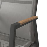 Nahaufnahme eines Gartensessels mit grauem Stoffbezug und Armlehne aus Holz, seitliche Perspektive