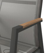 Nahaufnahme eines Gartensessels mit grauem Stoffbezug und Armlehne aus Holz, seitliche Perspektive