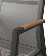 Nahaufnahme eines Gartensessels mit grauem Stoffbezug und Armlehne aus Holz, seitliche Perspektive