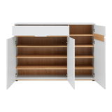 Weiße Kommode mit offenen Türen und Schublade, zeigt mehrere Holzregale, frontale Ansicht.