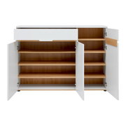 Weiße Kommode mit offenen Türen und Schublade, zeigt mehrere Holzregale, frontale Ansicht.