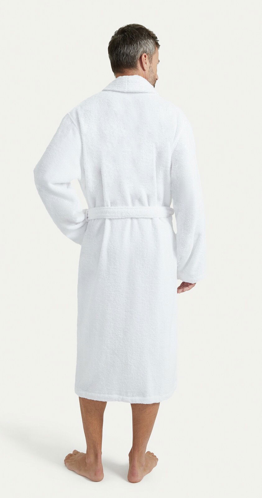 Rückansicht eines weißen Bademantels mit Schalkragen in Größe XL, getragen von einer Person.