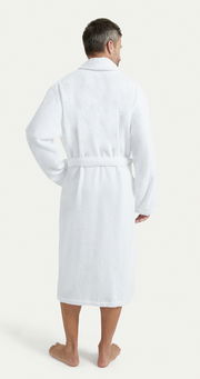 Rückansicht eines weißen Bademantels mit Schalkragen in Größe XL, getragen von einer Person.