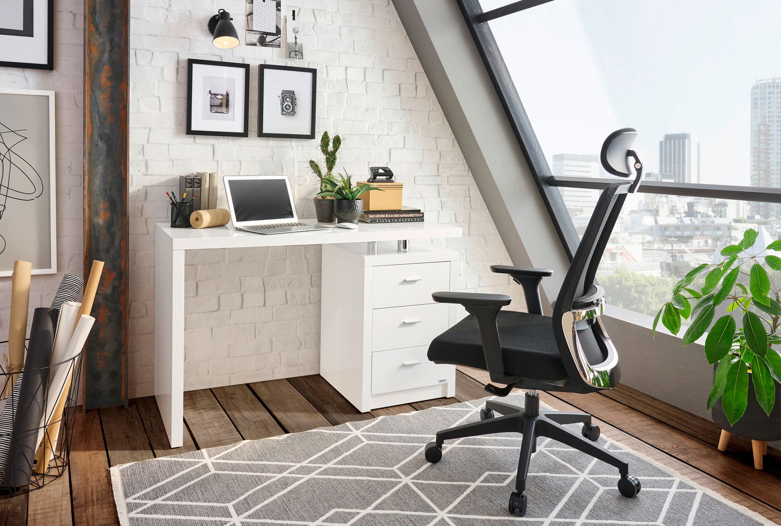 Moderner Drehstuhl mit ergonomischem Design, seitliche Perspektive, in einem stilvollen Büro mit Schreibtisch und Pflanzen.