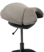 Bürohocker mit ergonomischem Sattelsitz in seitlicher Perspektive