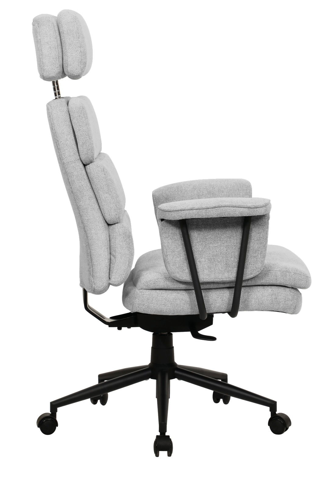 Seitliche Ansicht eines grauen Chefsessels mit verstellbarer Kopfstütze und gepolsterten Armlehnen auf einem schwarzen Drehfuß mit Rollen.